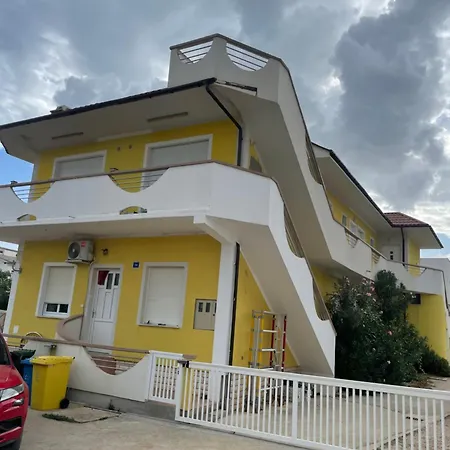 Elia Apartment *